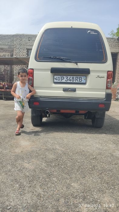 Машина сотилади срочна холари яхши 2009йил