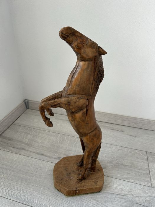 Cal sculptat din lemn