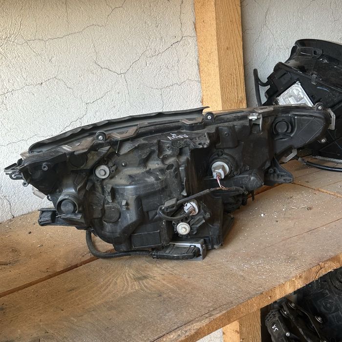 Фарове Toyota Rav 4 V генерация оборудвани