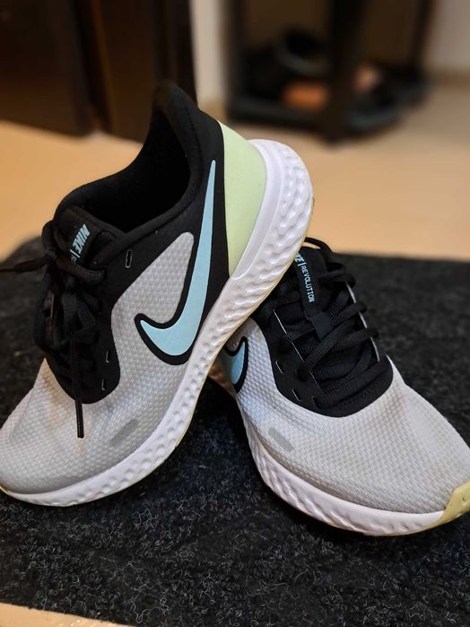 Маратонки, ботуши и детски сандали