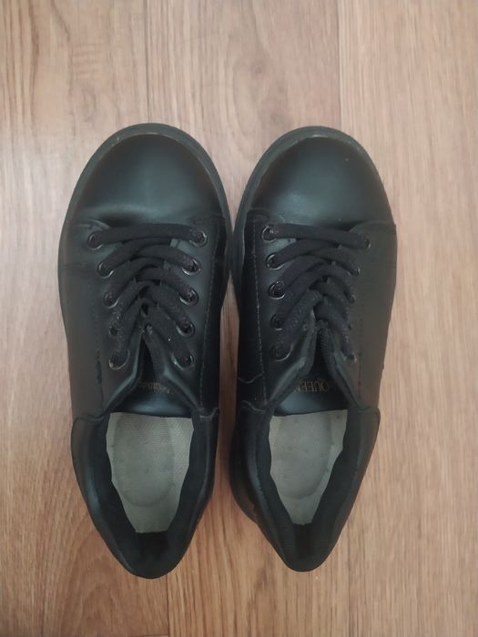 Продаю детские ботинки кеды