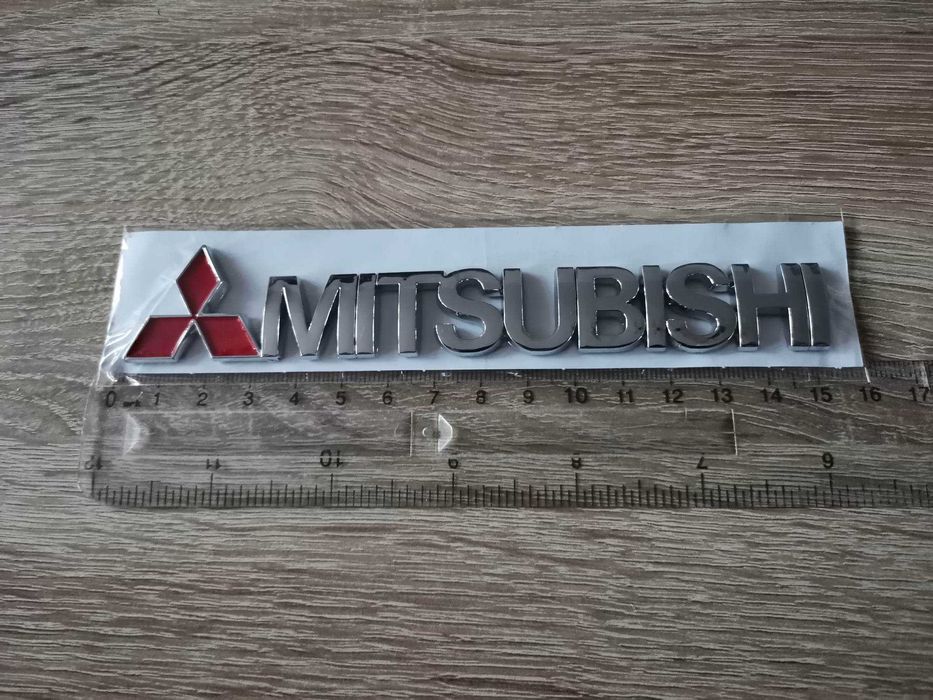 сребрист надпис Мицубиши Mitsubishi