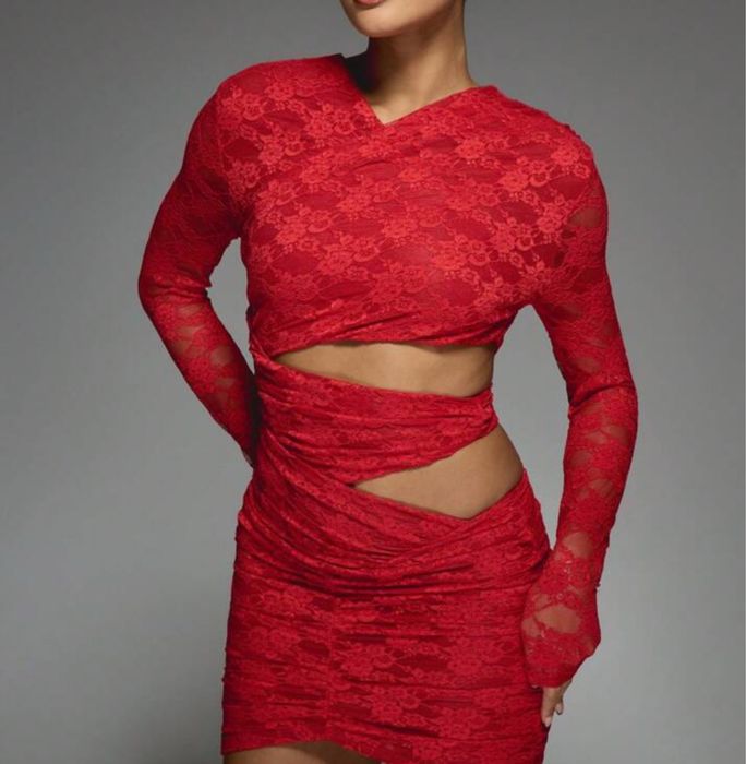червена дантелена рокля