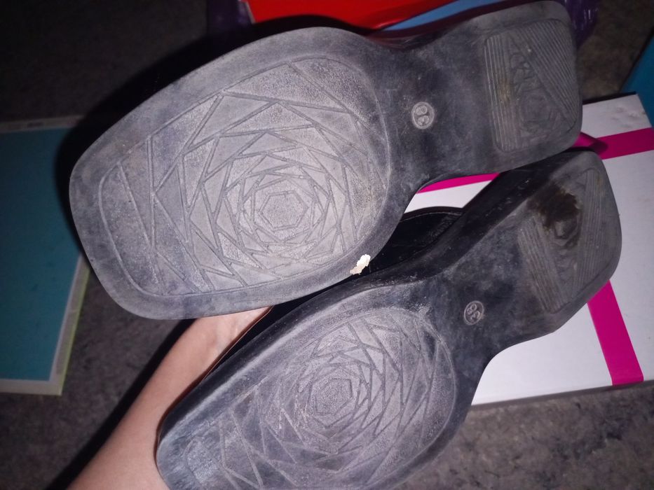 Аяқ уиймлер сатылады тапочка 38 разм қалған лары 35 раз таза жагдаи да