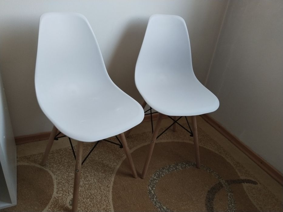 Продам 2 белых стула