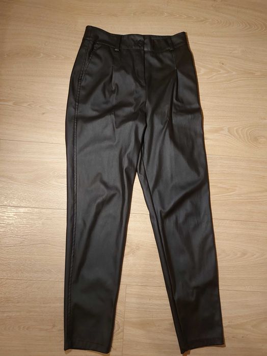 Кожен панталон, размер 26, отговаря на S размер