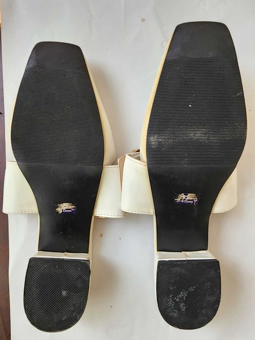 Kara Studio – Mules Bouclé din piele albă, mărimea 38