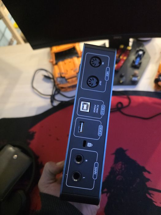 Microfon si interfață audio de studioul