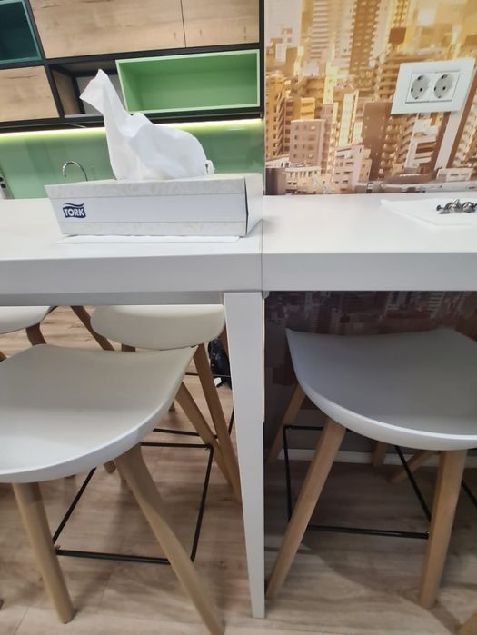 Scaune tip bar și masa