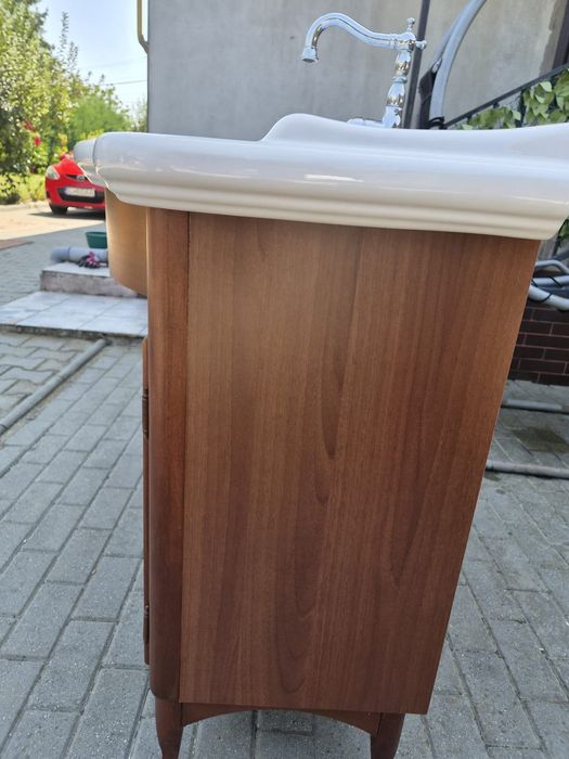 Set mobilier baie stil clasic, lavoar ceramic + oglindă cu aplice