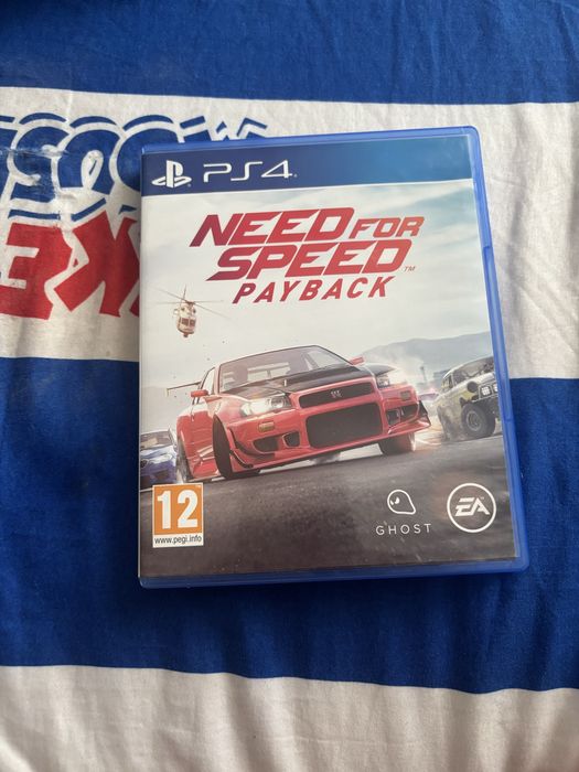vand ps4 cu 2 manete si 3 jocuri(Mafia3,wwwe2k17,nfs payback) preț negociabil