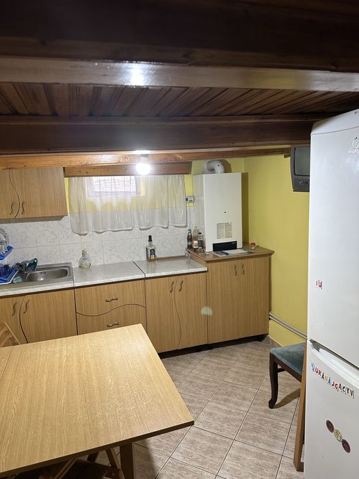 Casă 1000 mp cu 3 camere ,terasă,beci și garaj