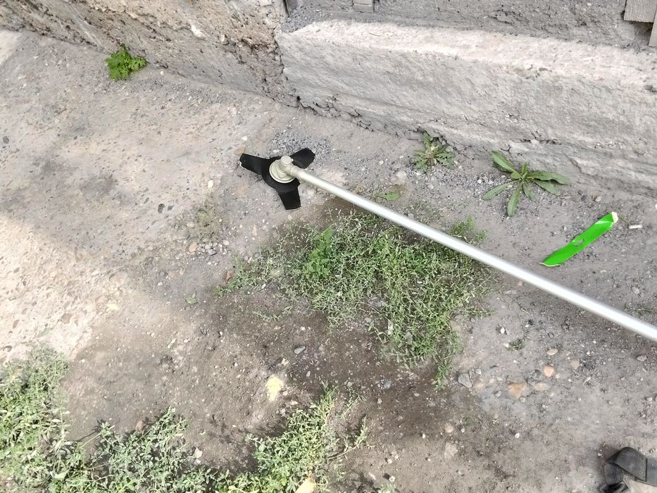 Продаю триммер почти новый