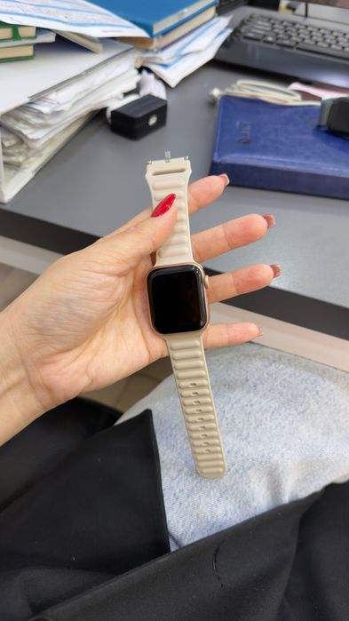 Apple Watch SE, 40 mm  новые почти