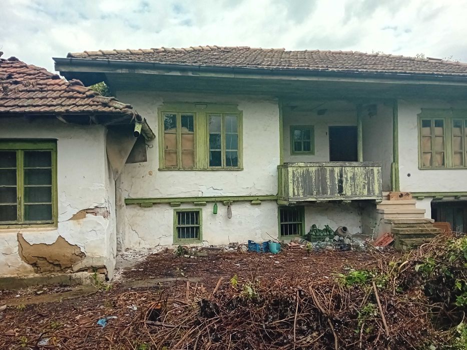 Къща с двор 2,5 декара в село Ресен