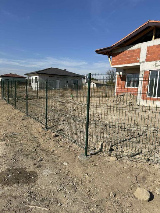 Изграждане на Огради с Метално Пано