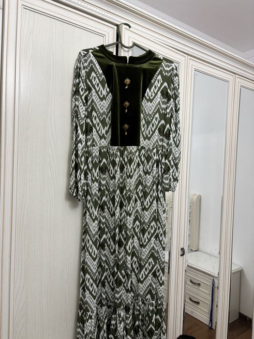 Комзол и платья.