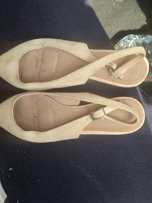 Pantof decupat din piele intoarsa