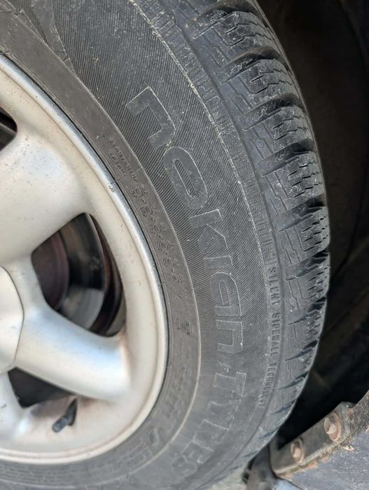 Комплект зимни гуми Нокиан 195/60/15 с оригинални джанти на Волво