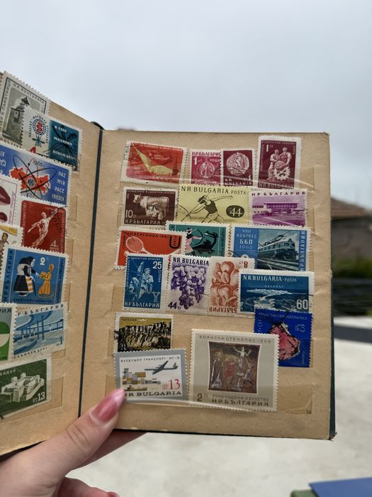 Малък класьор с различни пощенски марки