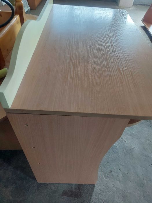 Ученическо бюро с плот за клавиатура