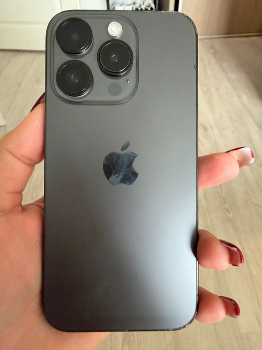 iPhone 15 Pro în stare foarte bună.