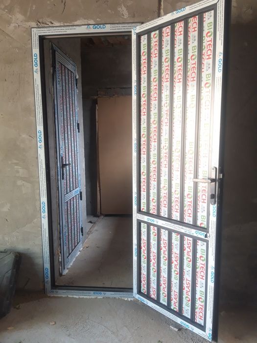 Пластиковые и алюминиевые окна двери.