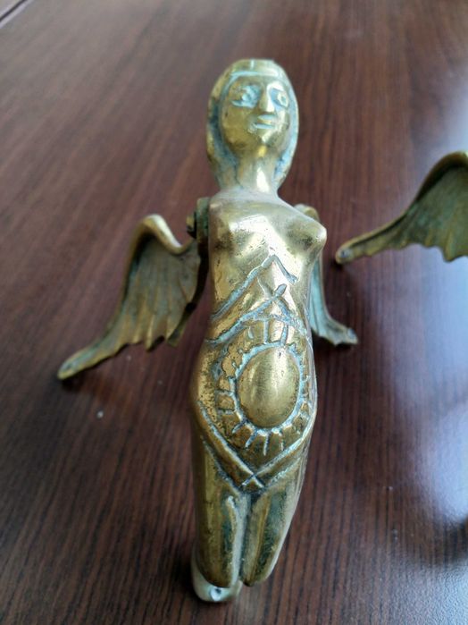 Масивни месингови фигури на ангели