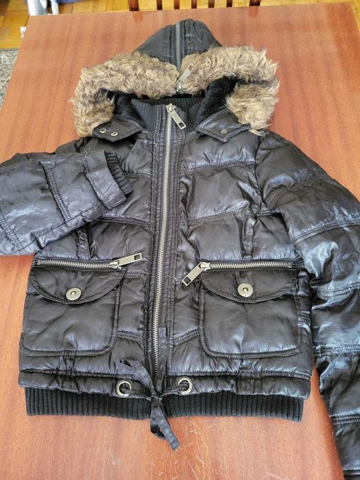 Куртка с меховым капюшоном, удобная за рулем