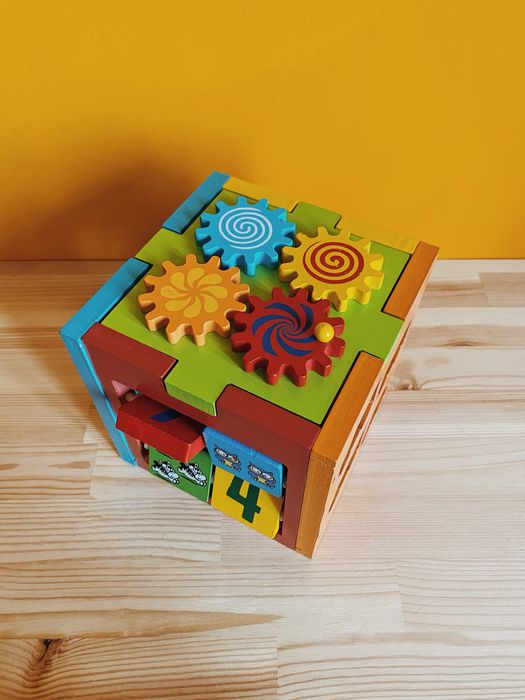 Дървен занимателен куб сортер