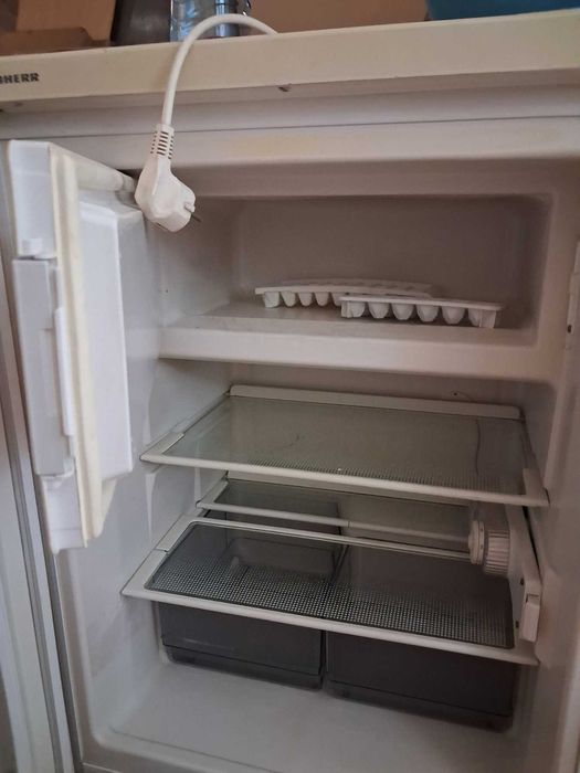 Продавам кухненска мивка с плот и малък хладилник с камера