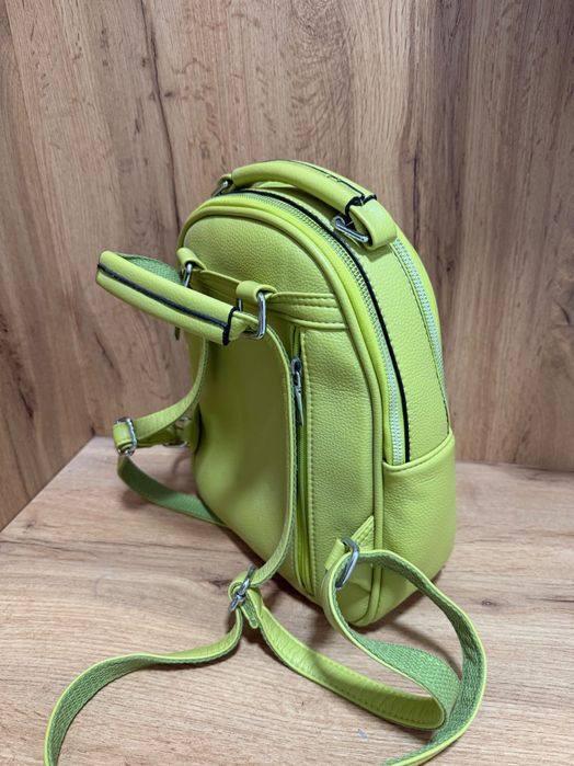 Раница цвят шамфъстък – като нова, много джобове