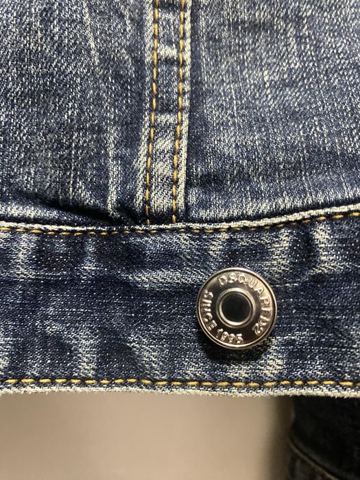 Vand jacheta dsquared2 din blugi ! Nepurtata