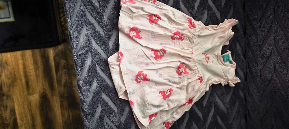 Продавам дрешки, обувки, сандали за момиченце на 06-2г