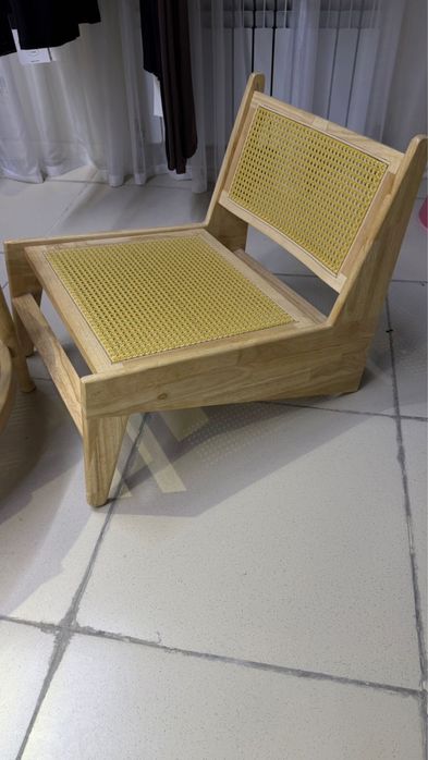 Журнальный столик с двумя стульями