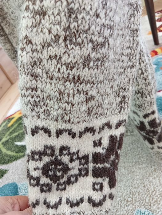 Ръчно плетена вълнена жилетка
