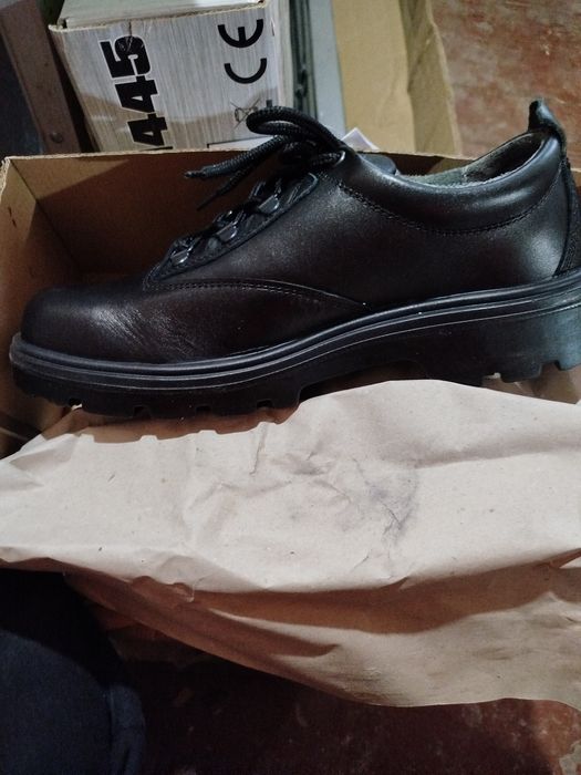 Продавам работни обувки