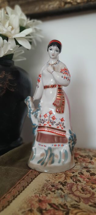 Bibelou vechi din porțelan pictat manual