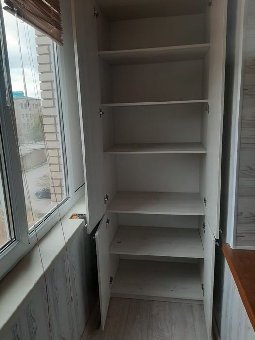 Продается шкаф на балкон белого цвета