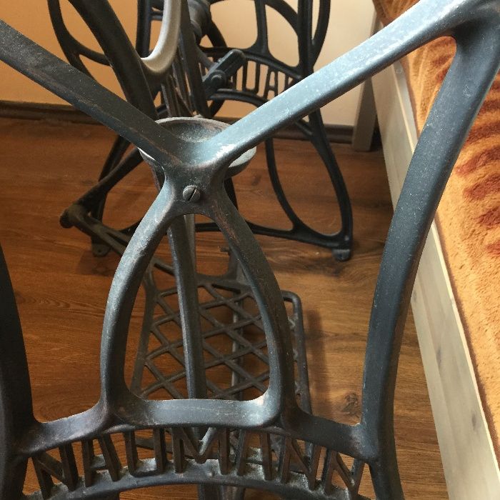 дизайнерска маса от стойка от шевна машина NAUMANN и стъклен плот