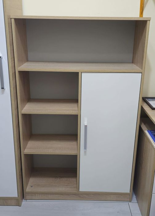 Мебель разная в хорошем и люстра