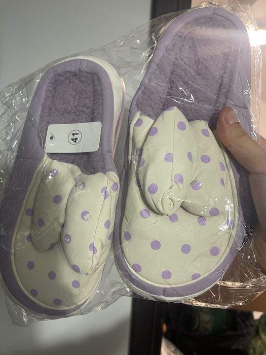 Papuci de casă mov cu buline