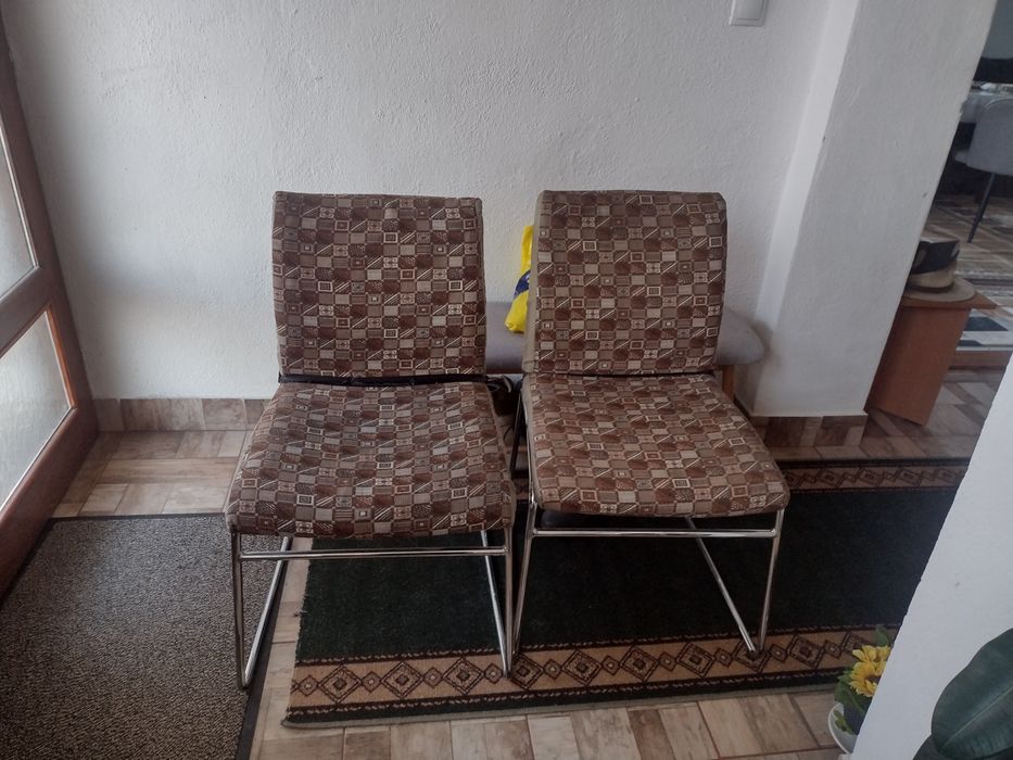 De vânzare patru scaune
