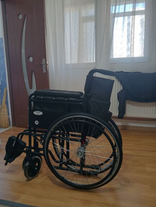 Scaun cu rotile pentru persoane cu dizabilități