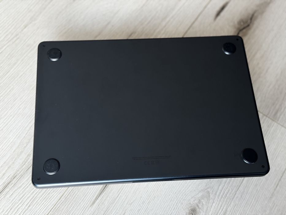 Laptop Apple MacBook Air de 13.6 inch, procesor M2 chip, layout tastatura internațional,culoarea Midnight, impecabil