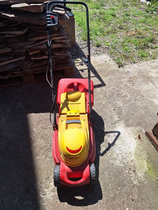 Vand  urgent masina tuns iarba pe curent