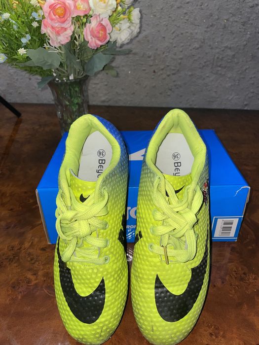 Футбольные кроссовки