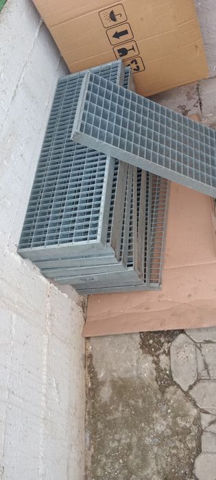 Vând trepte zincate metalice dacă va interesează sunaț la Nr de telefo