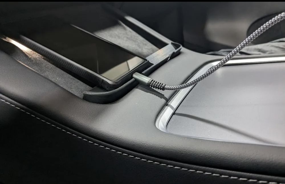 Tesla Model Y Подложка за безжично зарядно