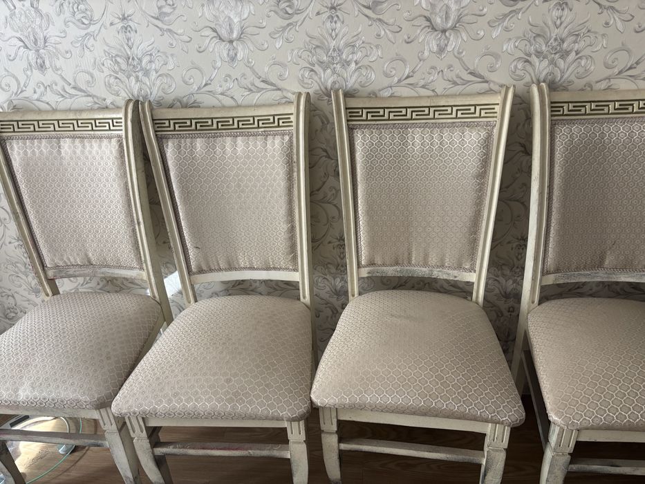 Стол со стульями